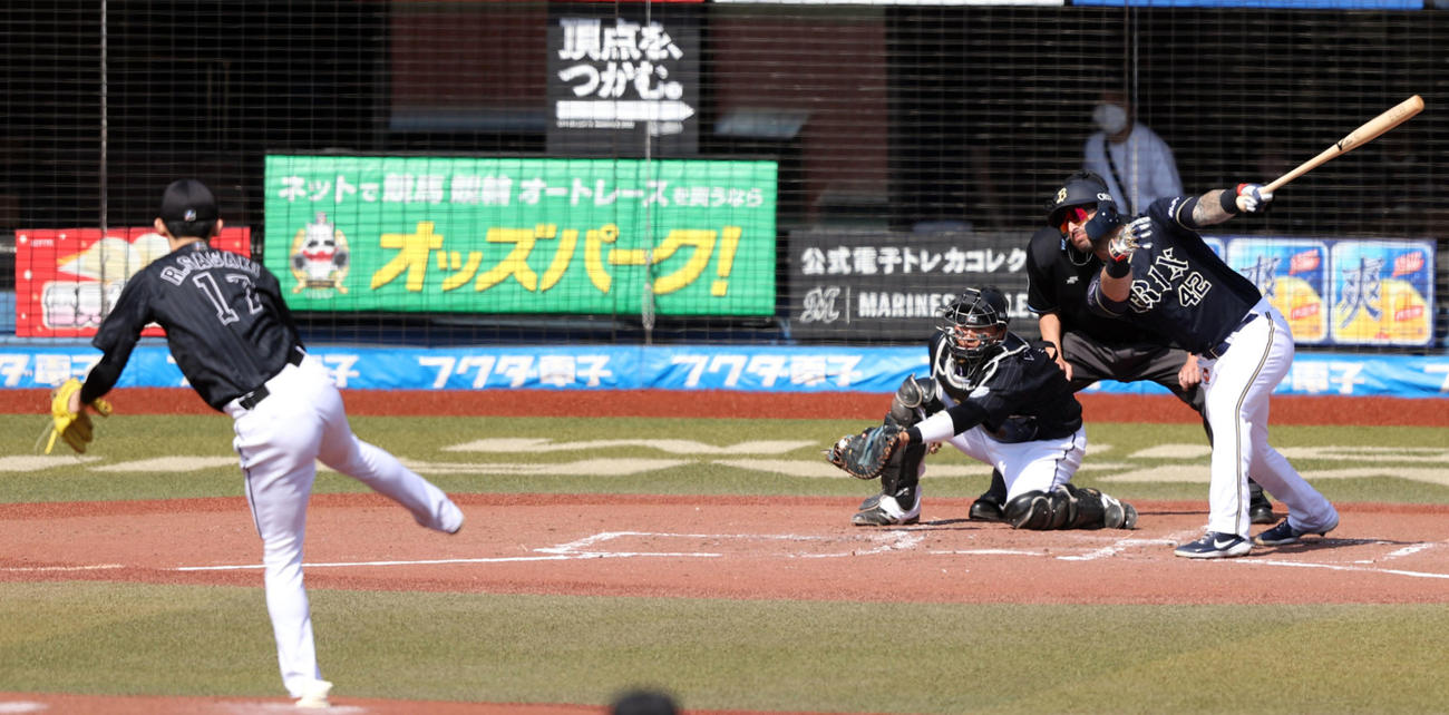 ロッテ対オリックス　2回表オリックス無死、空振り三振に倒れるラベロ。投手佐々木朗（撮影・狩俣裕三）