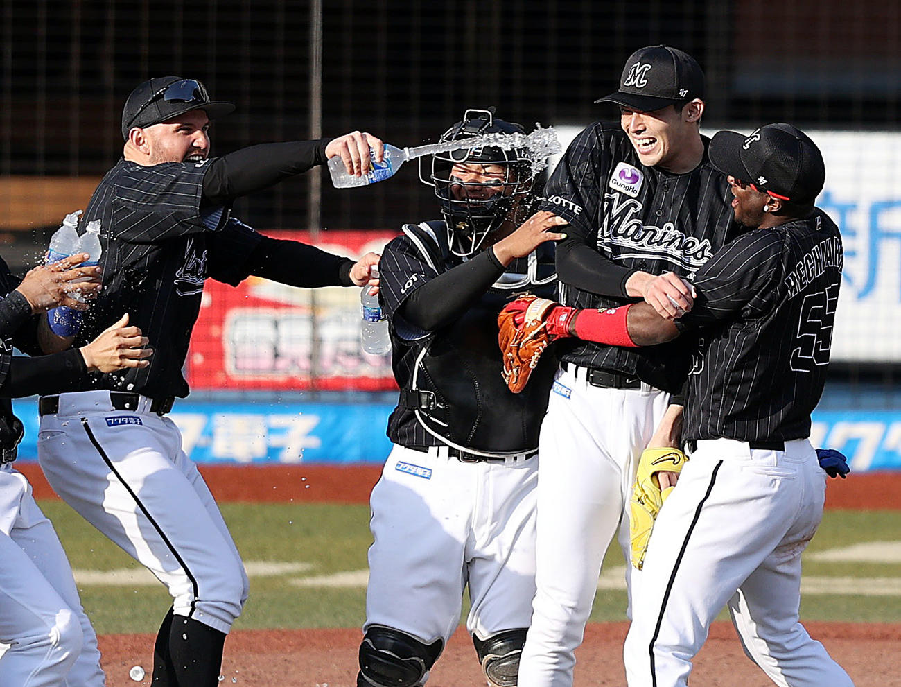 ロッテ対オリックス　完全試合を達成し、レアード（左）らチームメートから手荒い祝福を受ける佐々木朗（中央）（撮影・狩俣裕三）