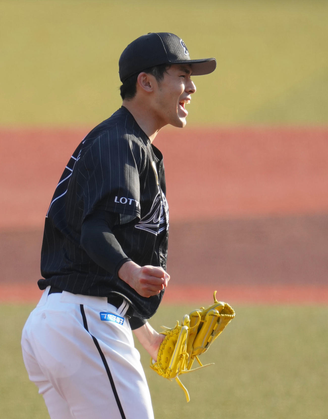 ロッテ対オリックス　完全試合を達成し雄たけびを上げるロッテ佐々木朗（撮影・横山健太）