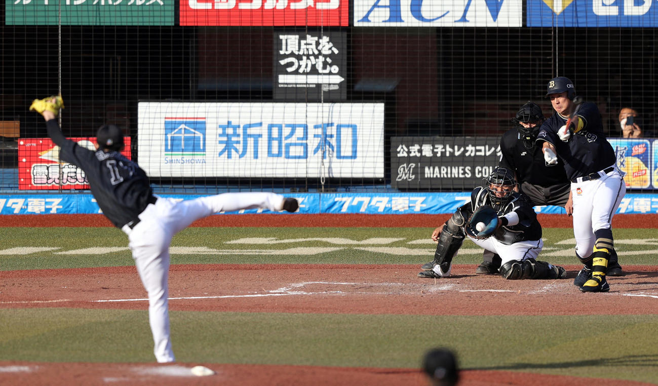 ロッテ対オリックス　9回表オリックス2死、空振り三振に倒れるオリックス杉本。投手佐々木朗（撮影・狩俣裕三）