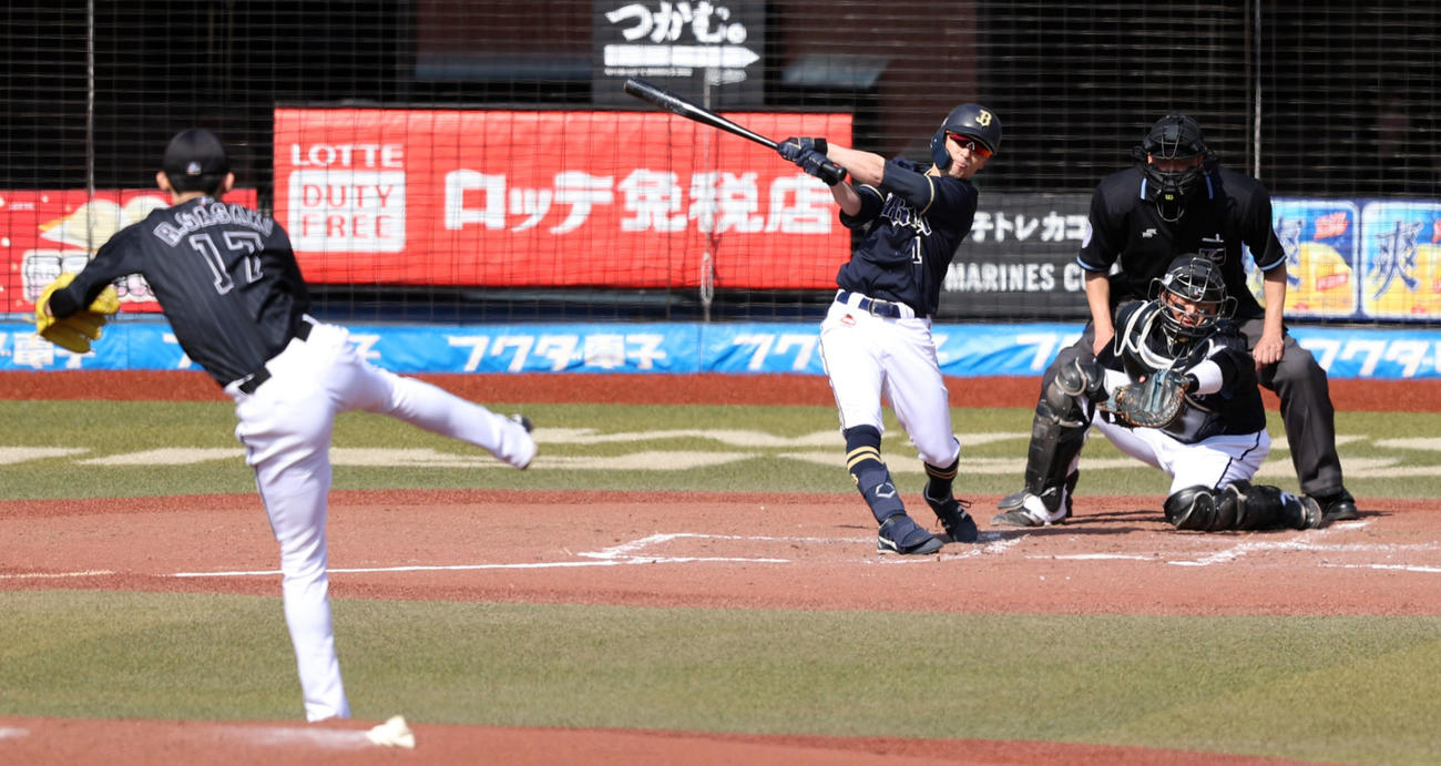 ロッテ対オリックス　2回表オリックス1死、空振り三振に倒れる福田。投手佐々木朗（撮影・狩俣裕三）