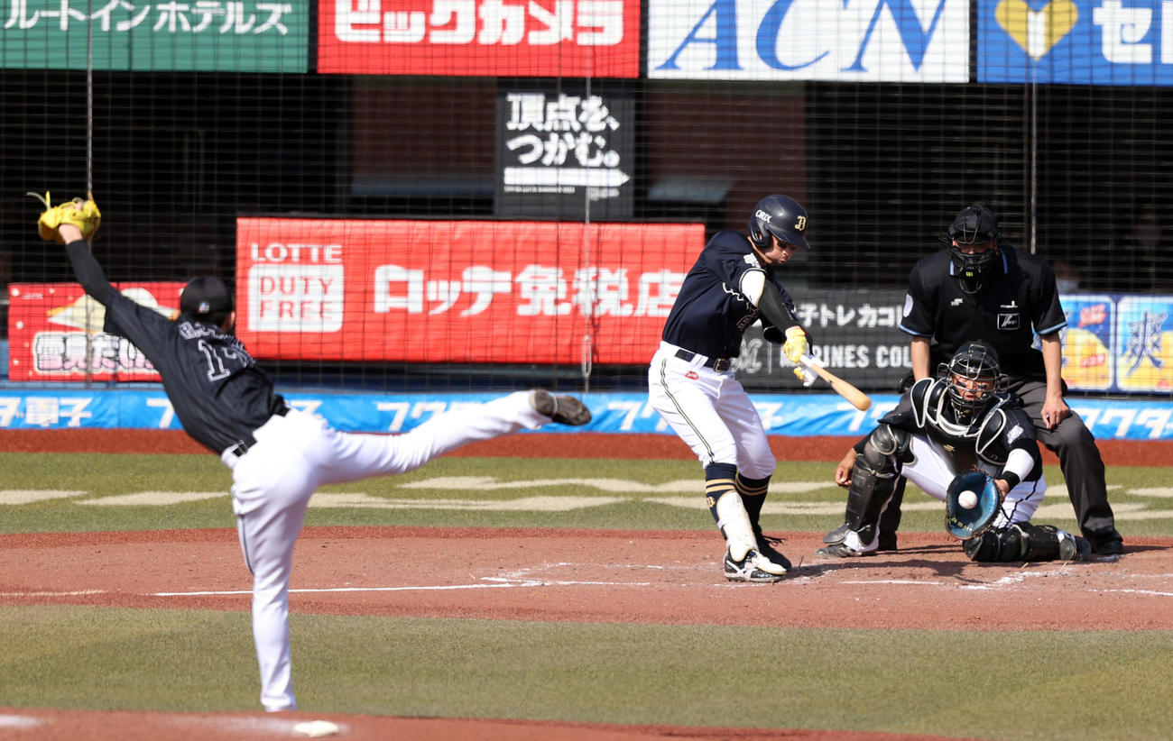 ロッテ対オリックス　4回表オリックス無死、空振り三振に倒れる後藤。投手佐々木朗（撮影・狩俣裕三）