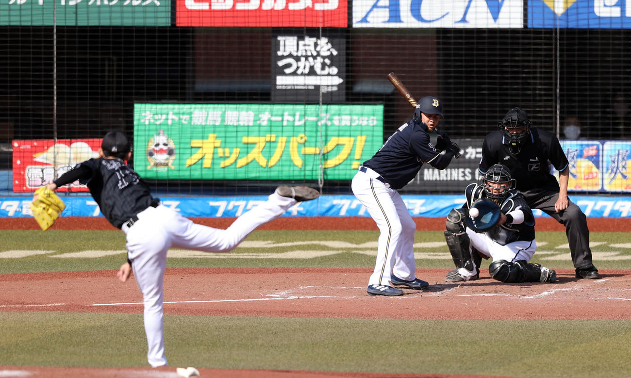 ロッテ対オリックス　4回表オリックス1死、見逃し三振に倒れるバレラ。投手佐々木朗（撮影・狩俣裕三）