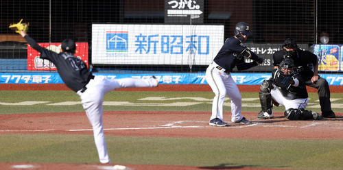 ロッテ対オリックス　7回表オリックス2死、見逃し三振に倒れるオリックス吉田正。投手佐々木朗（撮影・狩俣裕三）