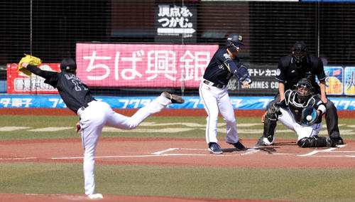 ロッテ対オリックス　1回表オリックス2死、空振り三振に倒れる吉田正。投手佐々木朗（撮影・狩俣裕三）