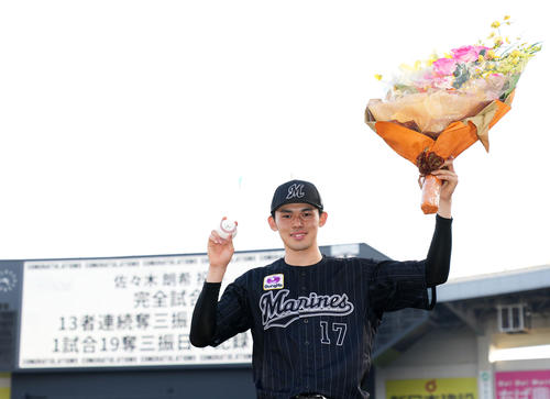 ウイニングボールを手に笑顔を見せるロッテ佐々木朗希（撮影・横山健太）
