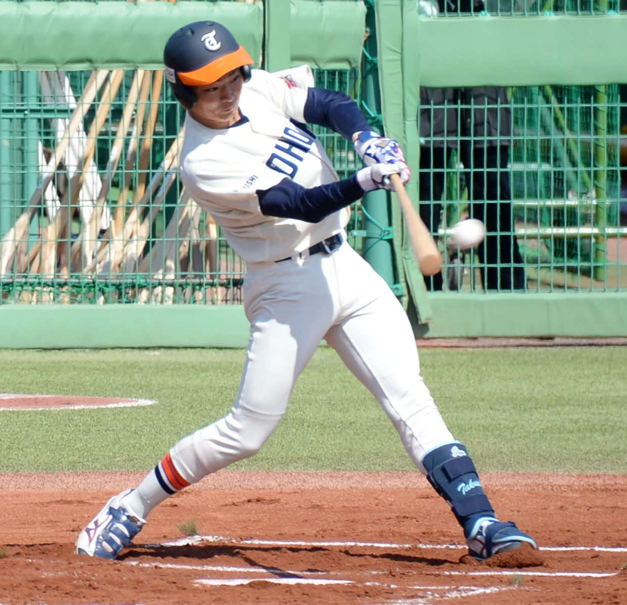 1回、先制適時二塁打を放つ荒木