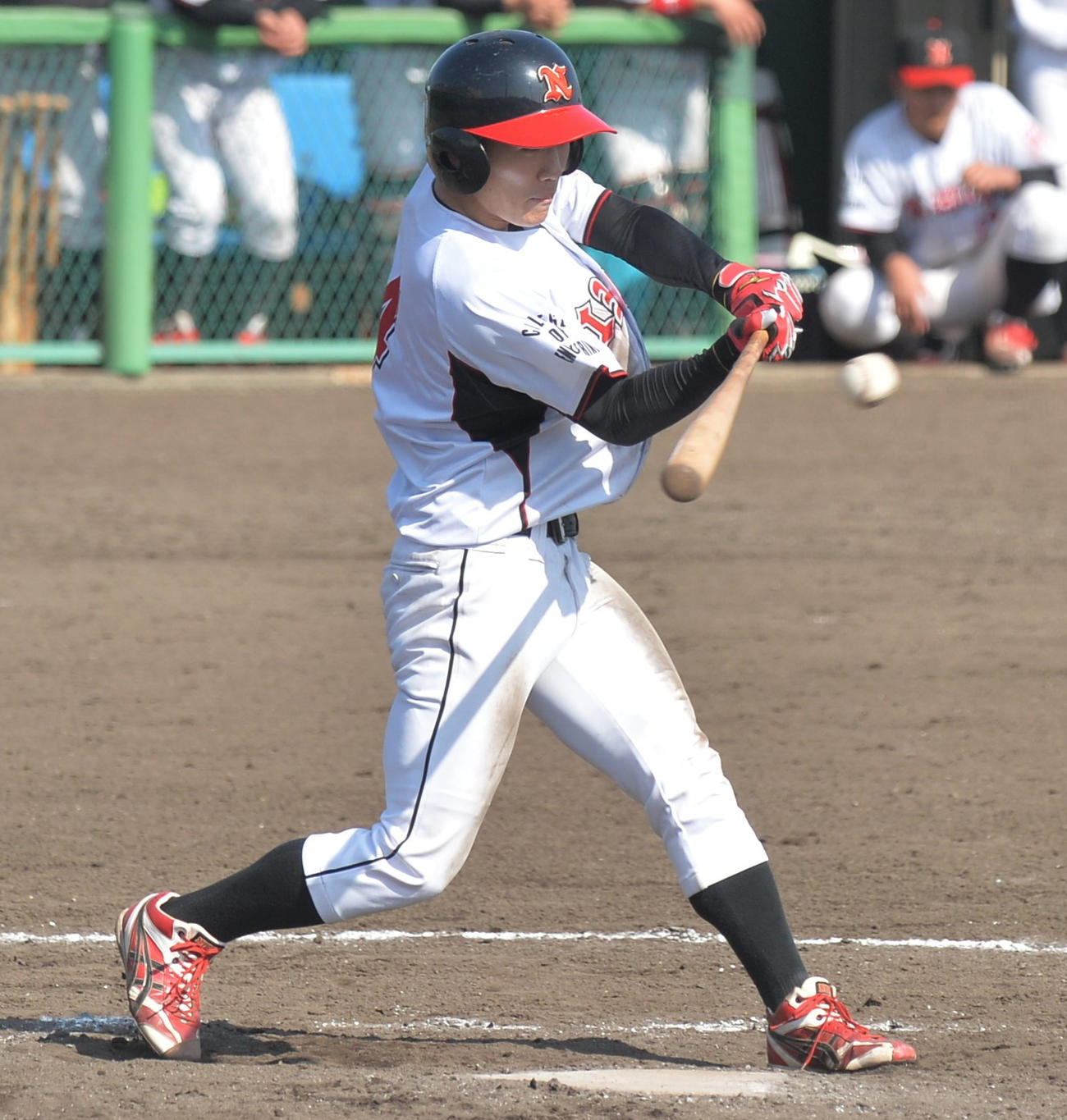 5回、走者一掃の三塁打を放つ長谷川
