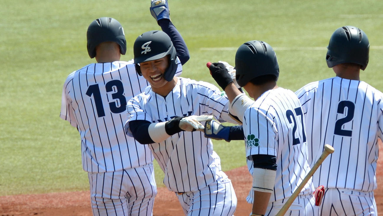 公式戦初本塁打に笑顔を見せる三原（左から2人目）