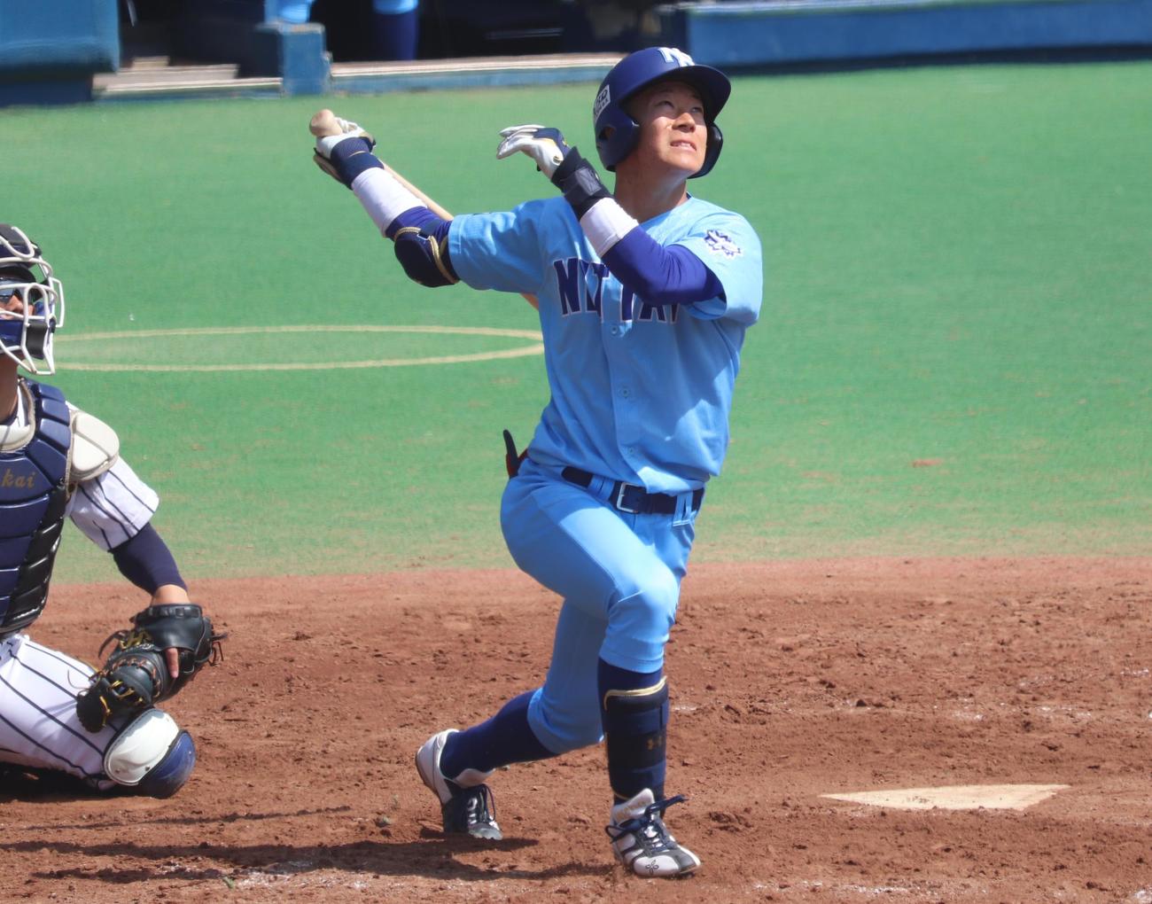 日体大対東海大　5回表日体大2死一、二塁、右飛に倒れる矢沢宏太投手（撮影・阿部泰斉）
