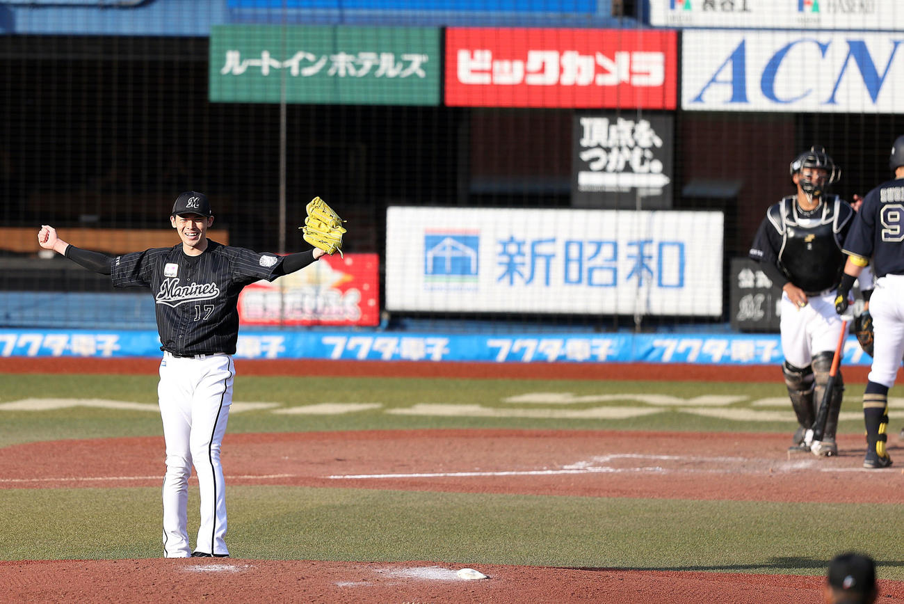 ロッテ対オリックス　9回表オリックス2死、最後の打者杉本を空振り三振に仕留め、完全試合を達成するロッテ佐々木朗（撮影・狩俣裕三）