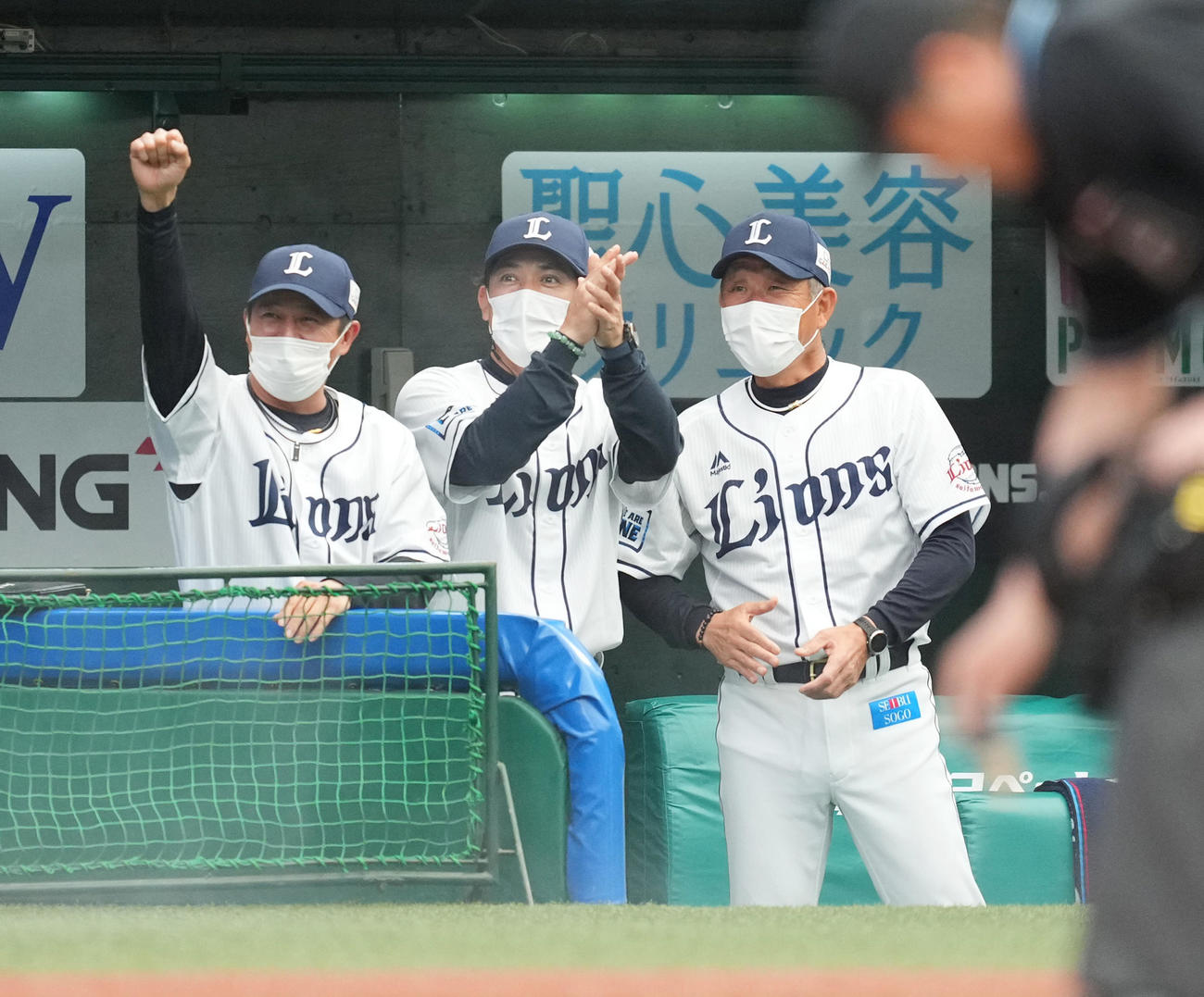 西武対ソフトバンク　1回裏西武1死、オグレディの先制本塁打にベンチで喜ぶ辻監督（右）と松井コーチ（中央）（撮影・菅敏）