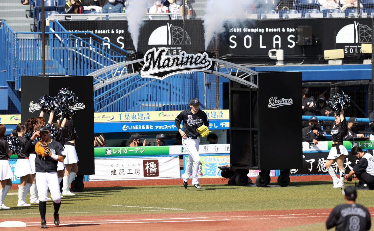 ロッテ対オリックス　1回表、マウンドに上がるロッテ先発の佐々木朗（中央）（撮影・狩俣裕三）