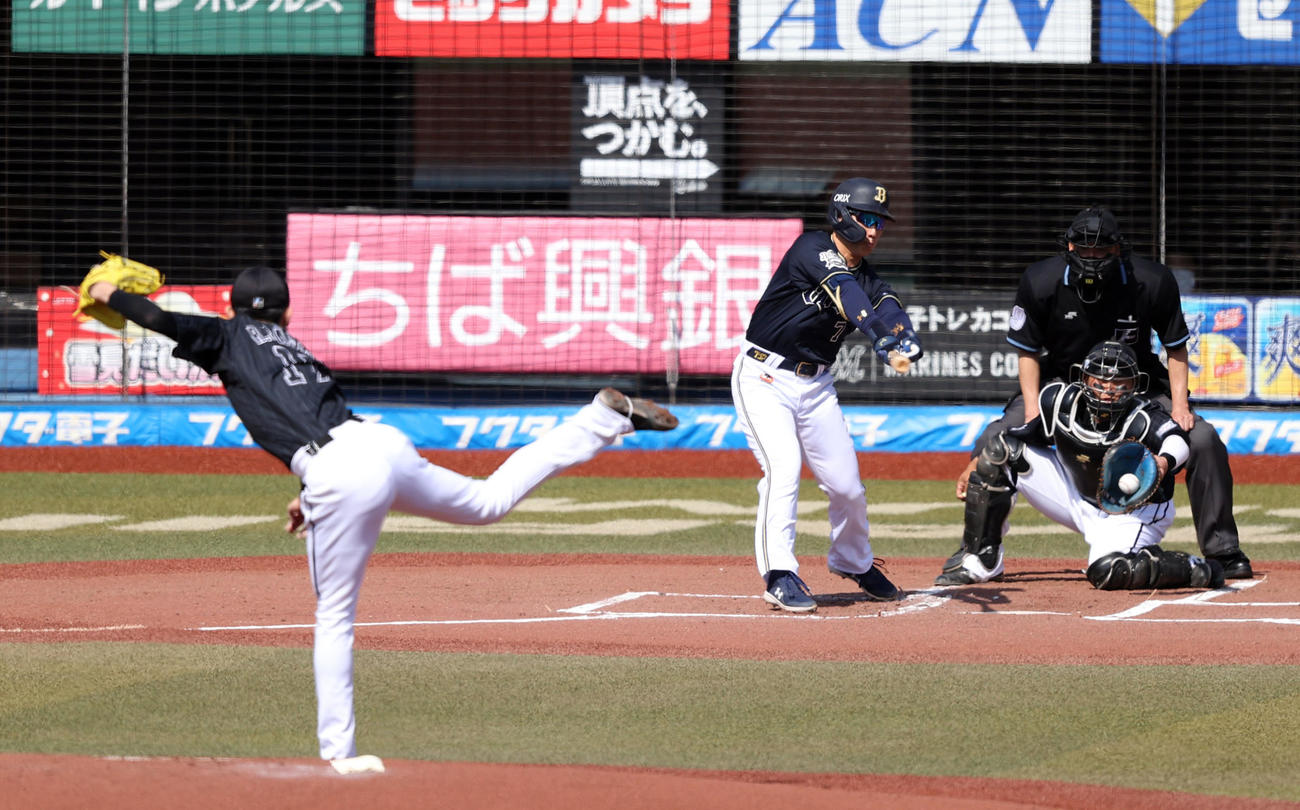 ロッテ対オリックス　1回表オリックス2死、空振り三振に倒れる吉田正。投手佐々木朗（撮影・狩俣裕三）