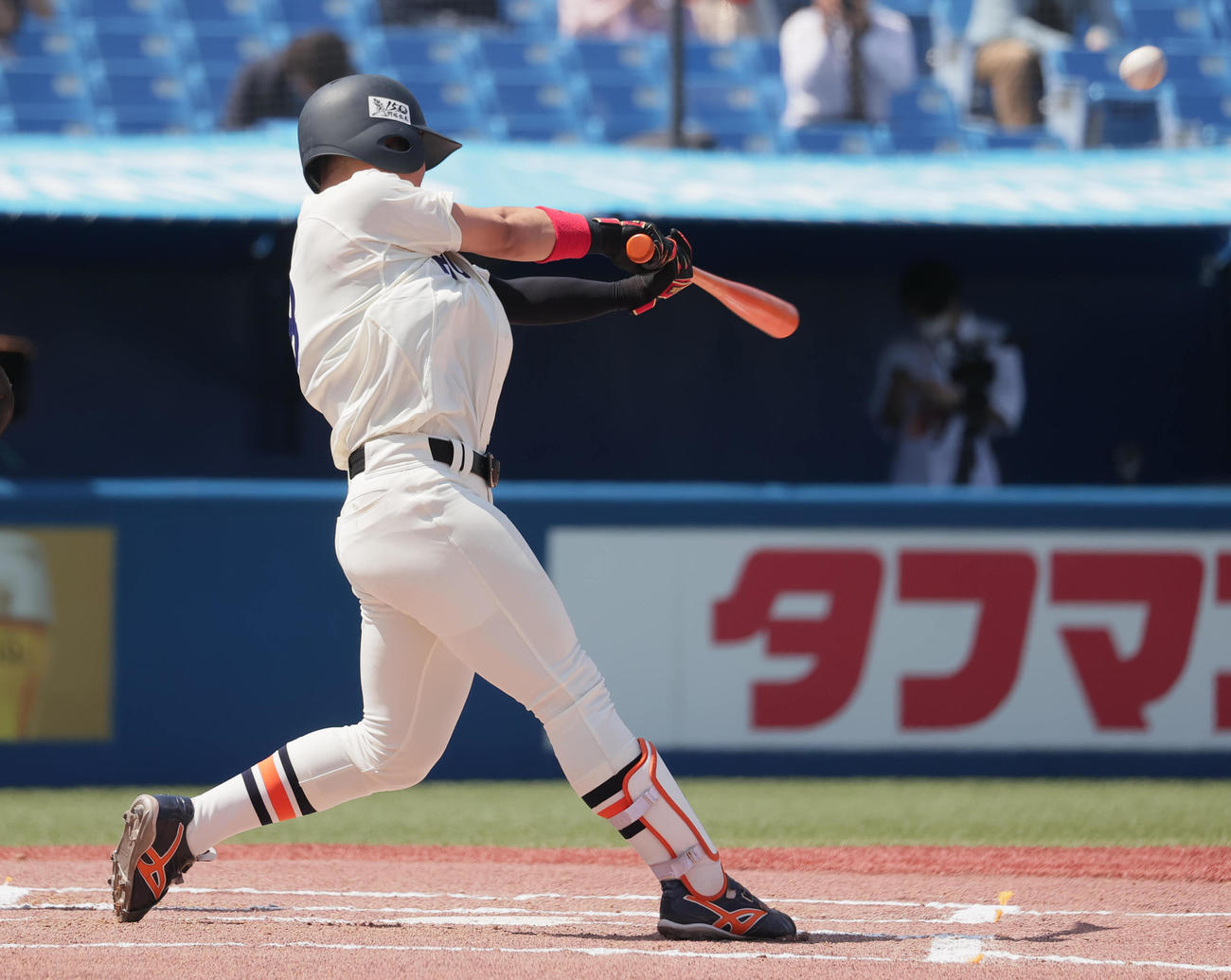 法大対早大　6回表法大無死、左越え本塁打を放つ宮崎（撮影・野上伸悟）
