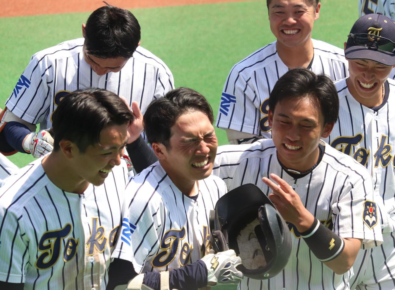 日体大対東海大　サヨナラ適時二塁打を放ち、涙の小松勇輝主将（左から2人目）を笑顔でたたえる東海大ナイン（撮影・阿部泰斉）