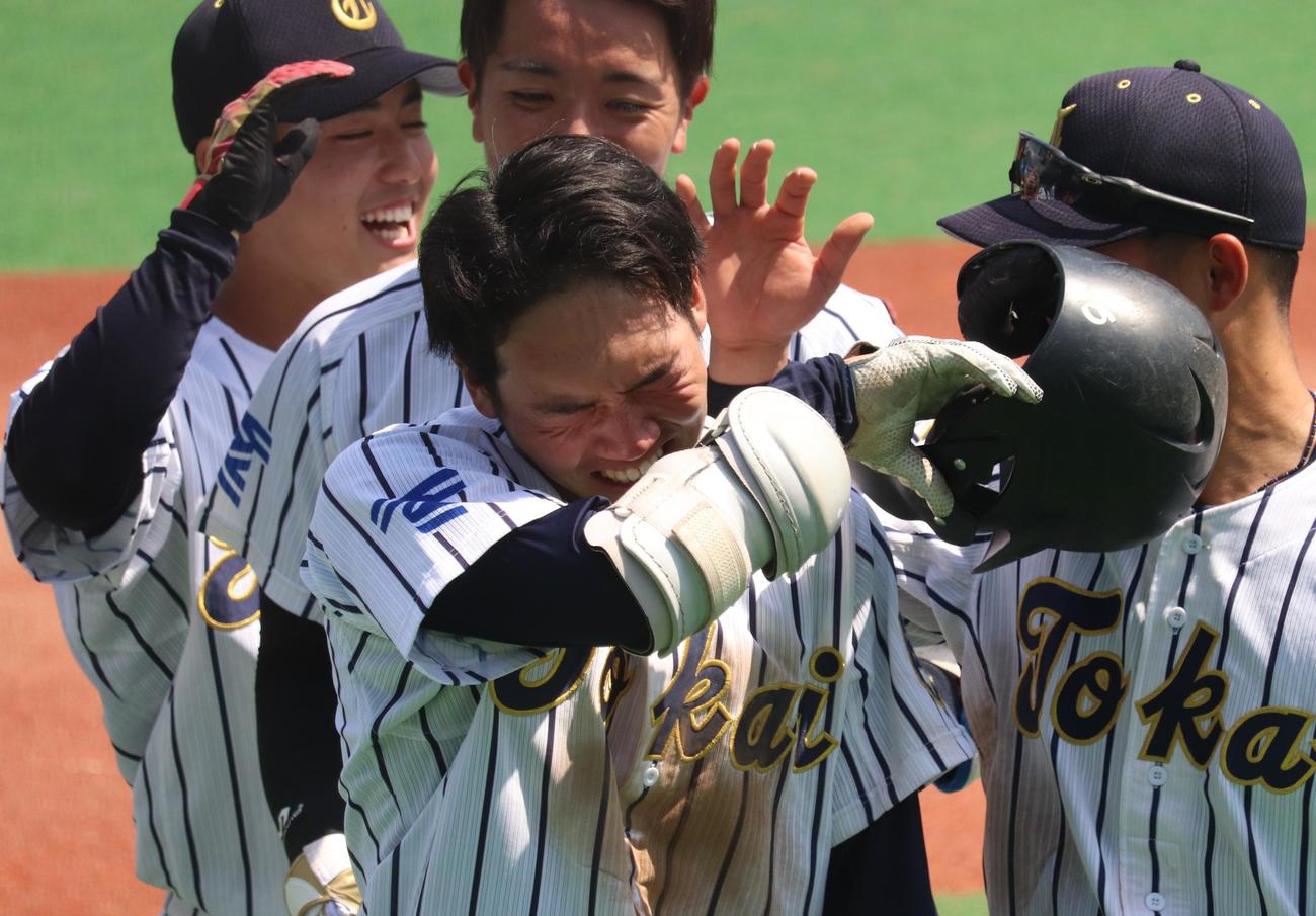 日体大対東海大　サヨナラ適時二塁打を放ち、涙の小松勇輝主将（中央）を笑顔でたたえるナイン（撮影・阿部泰斉）