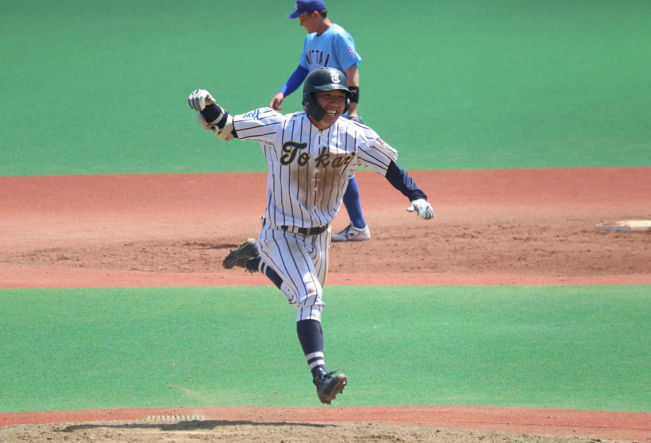 日体大対東海大　サヨナラ適時二塁打を放ち、笑顔でナインの元に駆け寄る東海大・小松勇輝主将（撮影・阿部泰斉）