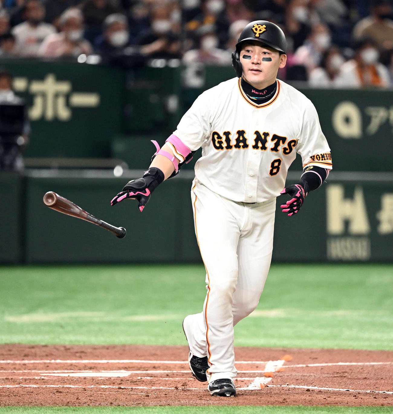 巨人対ヤクルト　2回裏巨人無死、右越えに先制のソロ本塁打を放った丸（撮影・たえ見朱実）