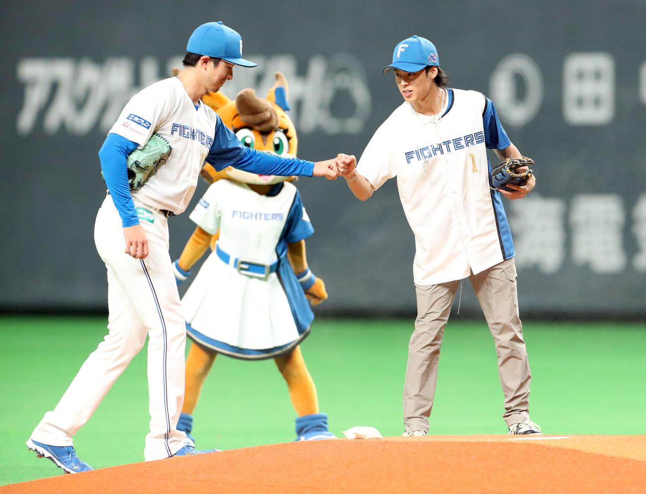 日本ハム対楽天　試合前、グータッチを交わす日本ハム上沢（左）と始球式を務める北京冬季五輪スキージャンプ金メダリストの小林陵（撮影・佐藤翔太）