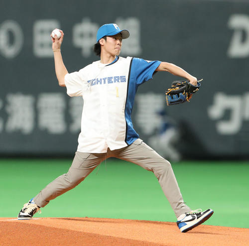 日本ハム】「BIGROY」小林陵侑3年ぶり始球式「ジャンプより緊張