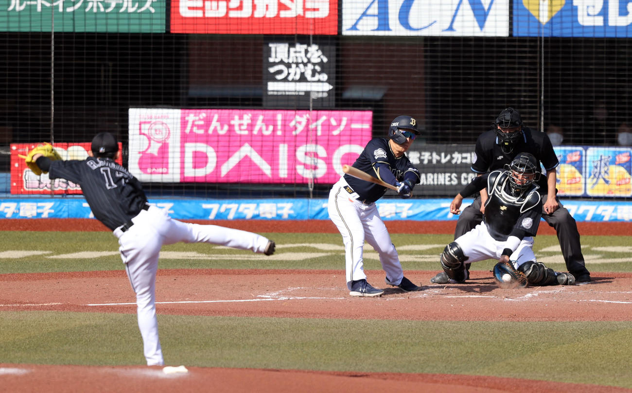 ロッテ対オリックス　4回表オリックス2死、空振り三振に倒れる吉田正。投手佐々木朗（撮影・狩俣裕三）