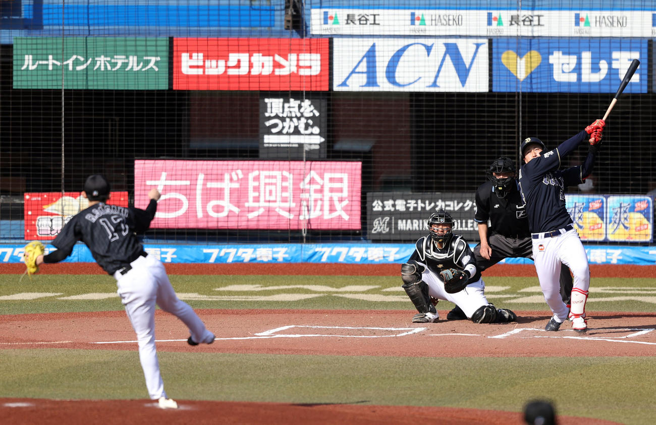 ロッテ対オリックス　6回表オリックス無死、中飛に打ち取られるオリックス紅林。投手佐々木朗（撮影・狩俣裕三）