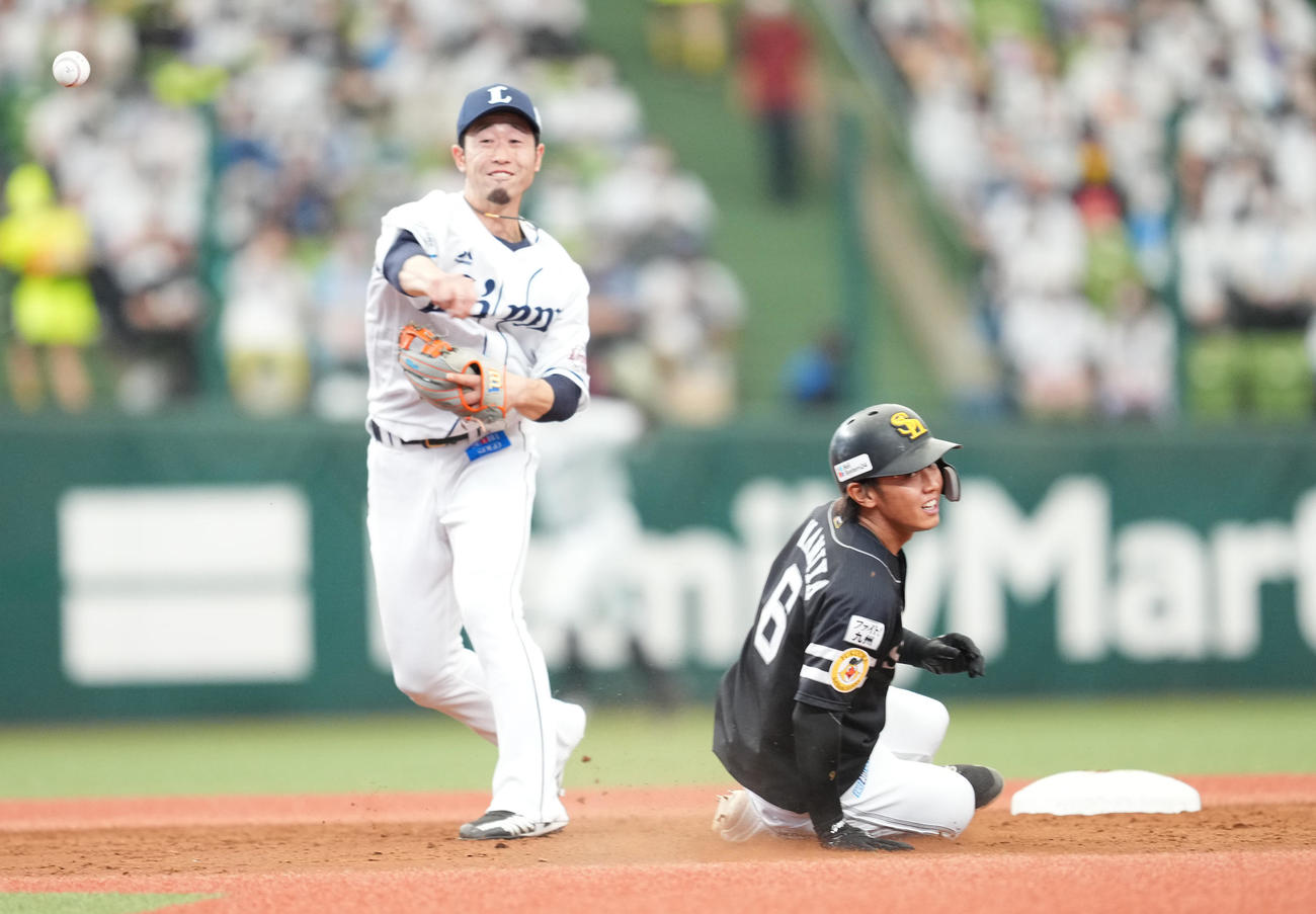西武対ソフトバンク　5回表ソフトバンク無死一、二塁、甲斐の三ゴロで二封される一塁走者今宮（撮影・菅敏）