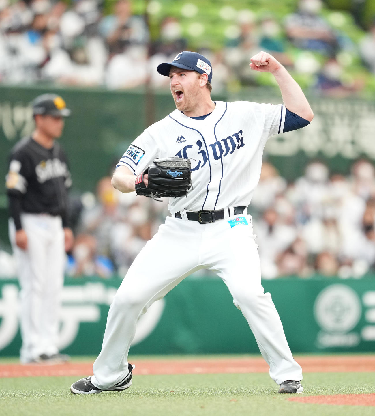 西武対ソフトバンク　5回表ソフトバンク無死一、二塁、甲斐をトリプルプレーに仕留めガッツポーズを見せるエンス（撮影・菅敏）