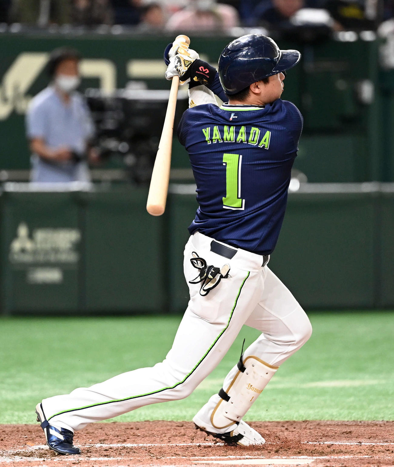 巨人対ヤクルト　4回表ヤクルト1死、左越えに同点のソロ本塁打を放つ山田（撮影・たえ見朱実）