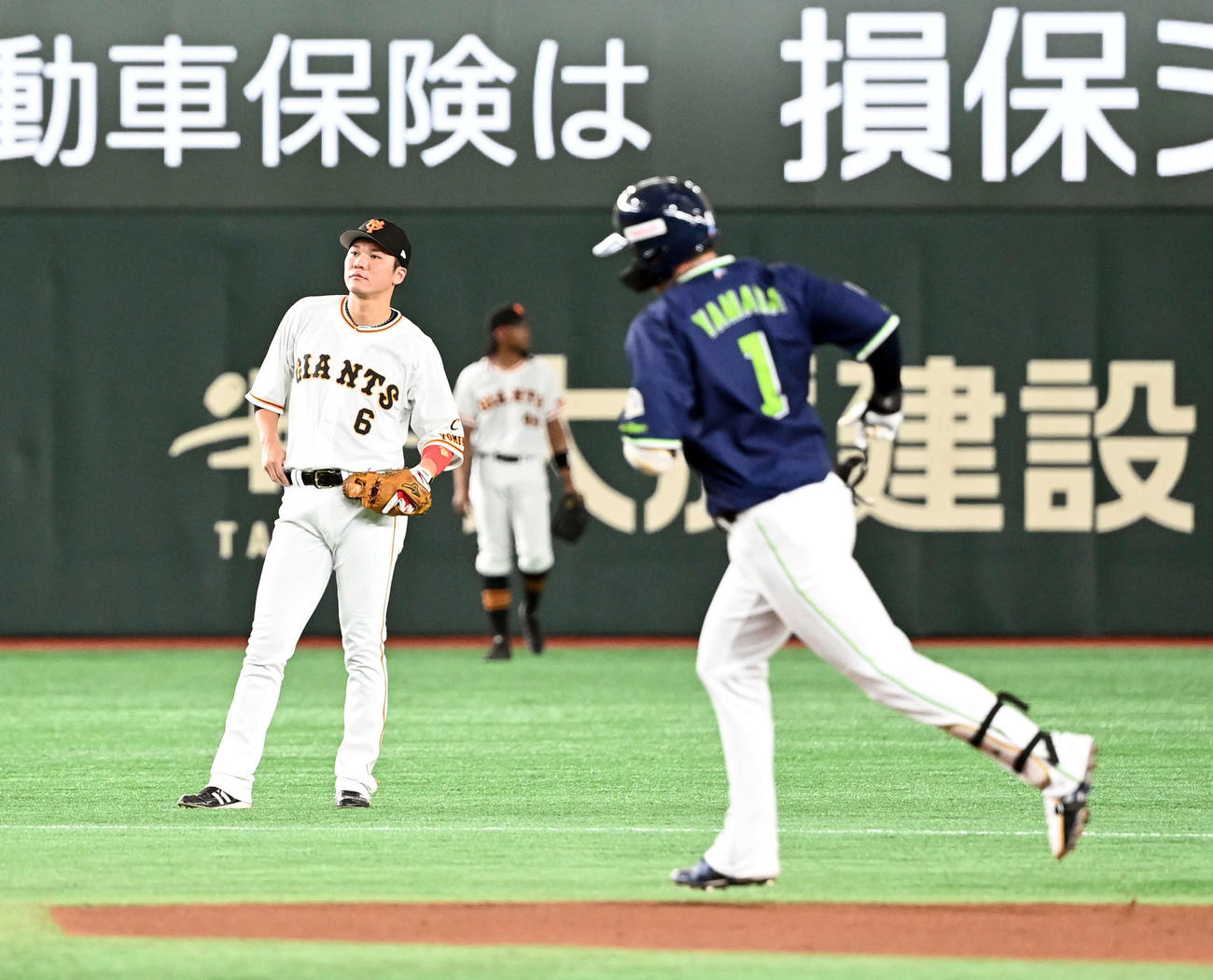 巨人対ヤクルト　4回表ヤクルト1死、山田に同点のソロ本塁打を浴び1点を見つめる坂本（撮影・たえ見朱実）