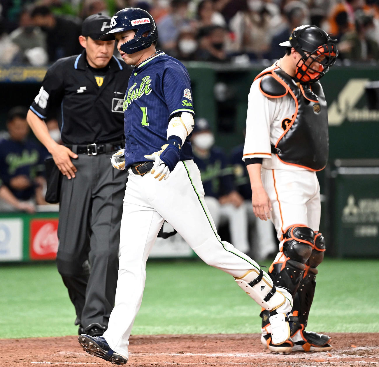 巨人対ヤクルト　4回表ヤクルト1死、左越えに同点のソロ本塁打を放った山田（撮影・たえ見朱実）