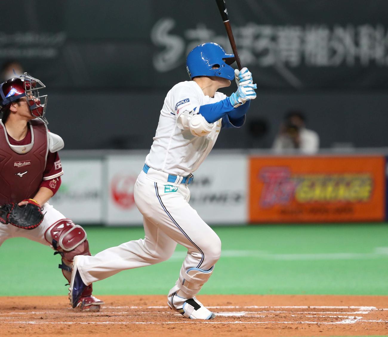 日本ハム対楽天　4回裏日本ハム1死一塁、中越え適時二塁打を放つ清宮（撮影・黒川智章）