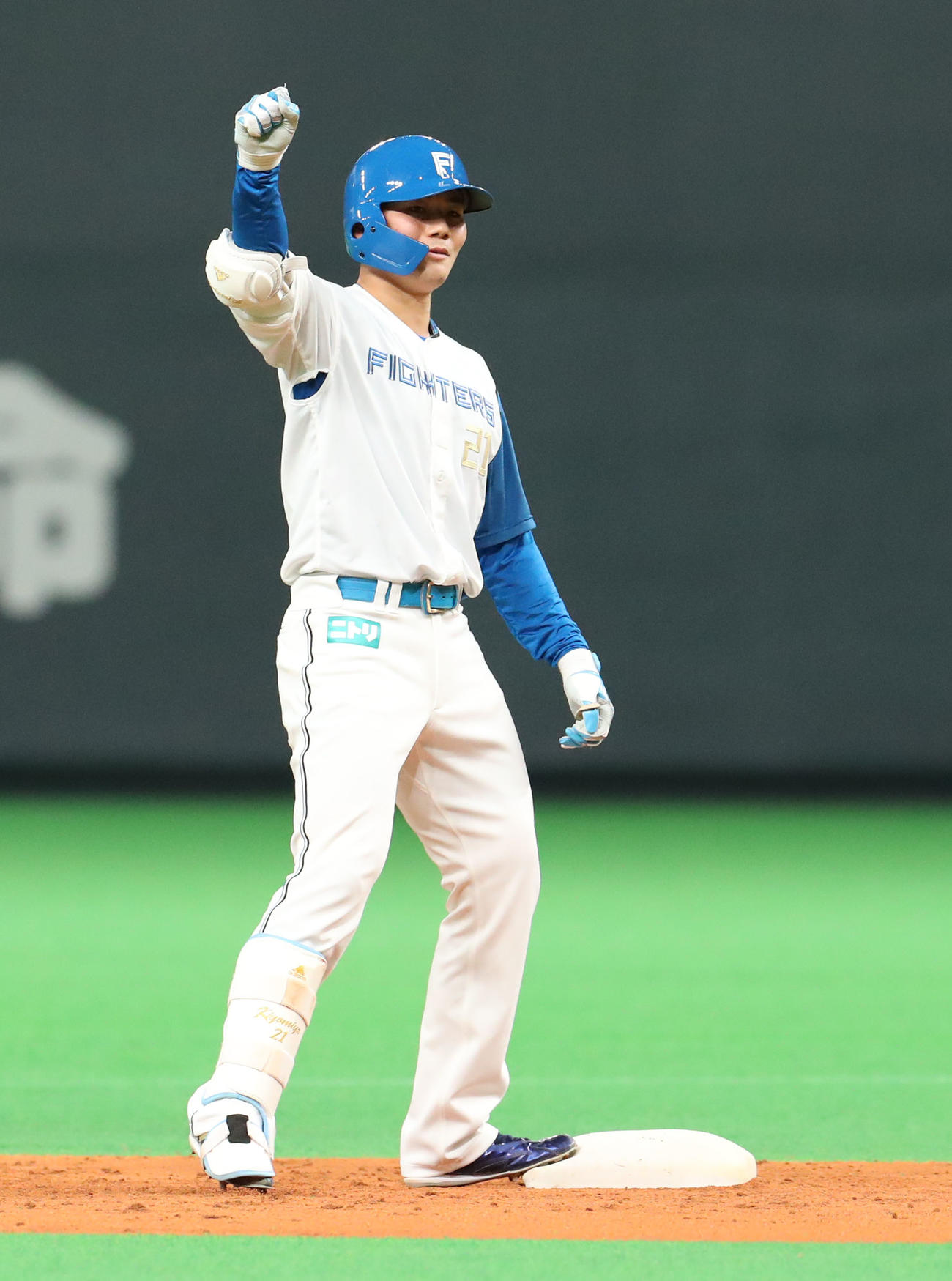日本ハム対楽天　4回裏日本ハム1死一塁、清宮は先制となる適時二塁打を放ちガッツポーズをする（撮影・佐藤翔太）