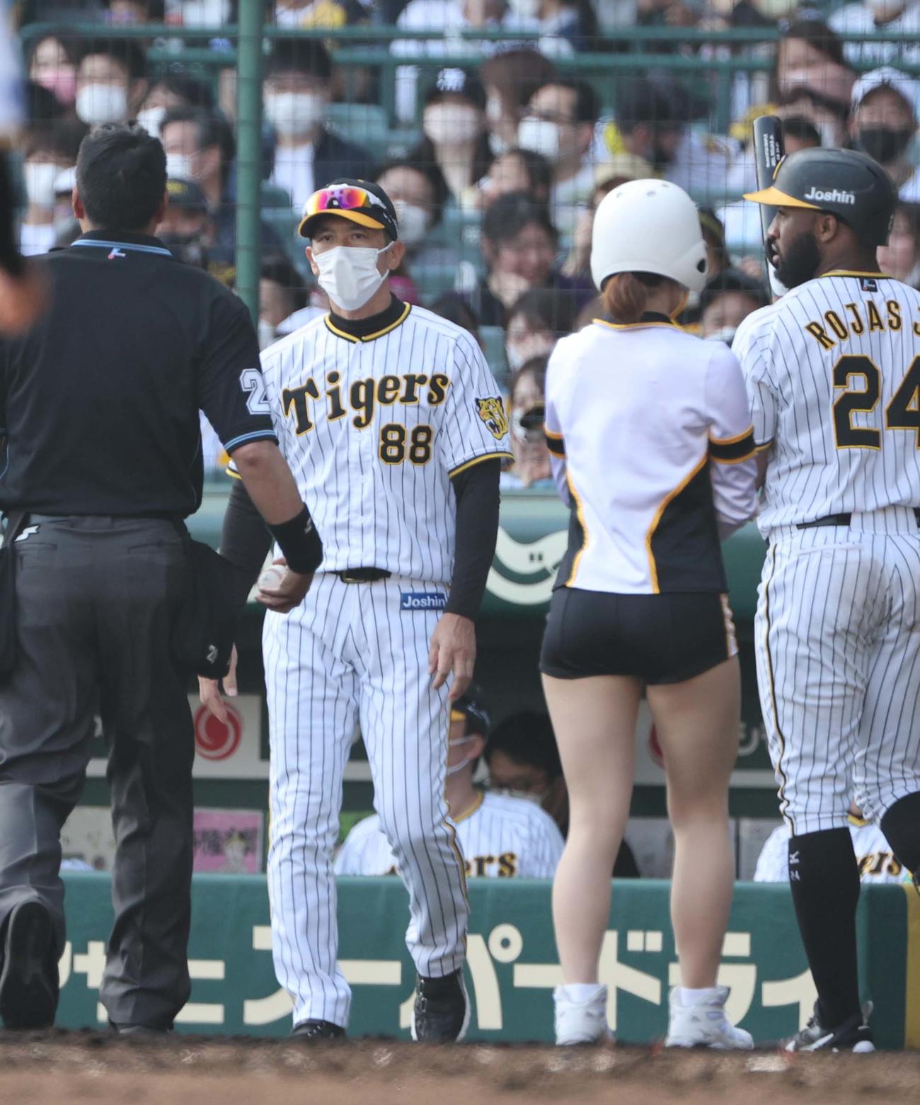 阪神対広島　選手交代を告げる矢野監督（撮影・上田博志）
