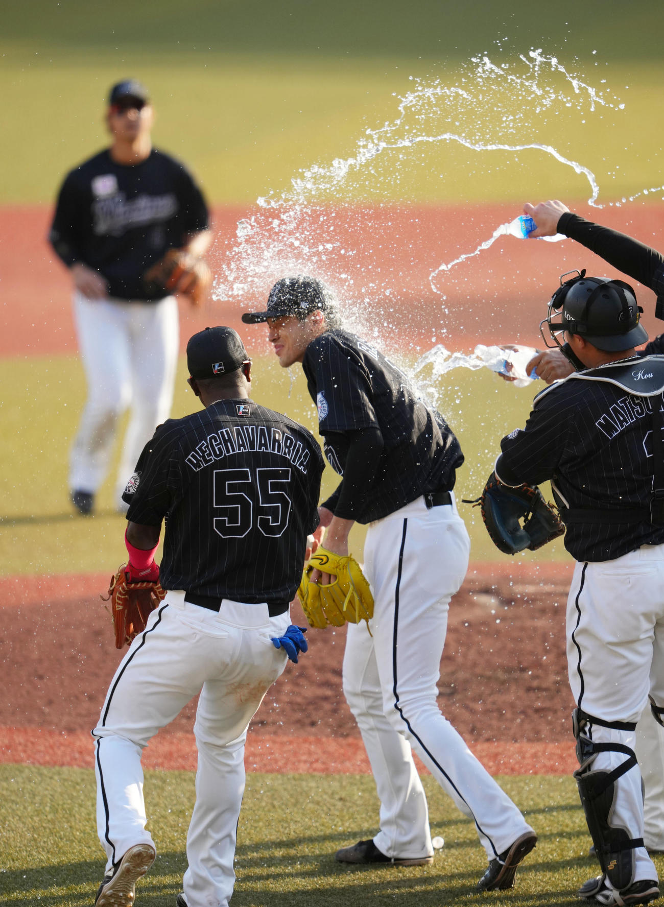 ロッテ対オリックス　完全試合を達成したロッテ佐々木朗（撮影・横山健太）