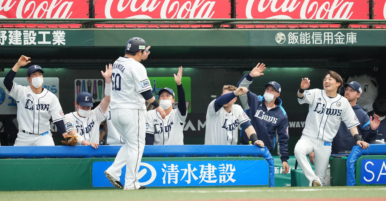 西武対ソフトバンク　5回裏西武2死一、二塁、呉の適時打で生還し、ナインに迎えられる二塁走者中村（左から3人目）（撮影・菅敏）