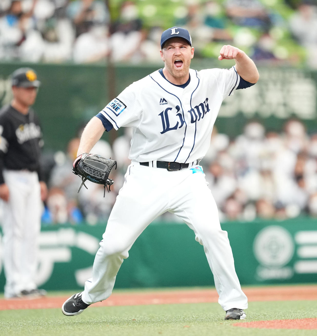 西武対ソフトバンク　5回表ソフトバンク無死一、二塁、甲斐をトリプルプレーに仕留めガッツポーズを見せるエンス（撮影・菅敏）