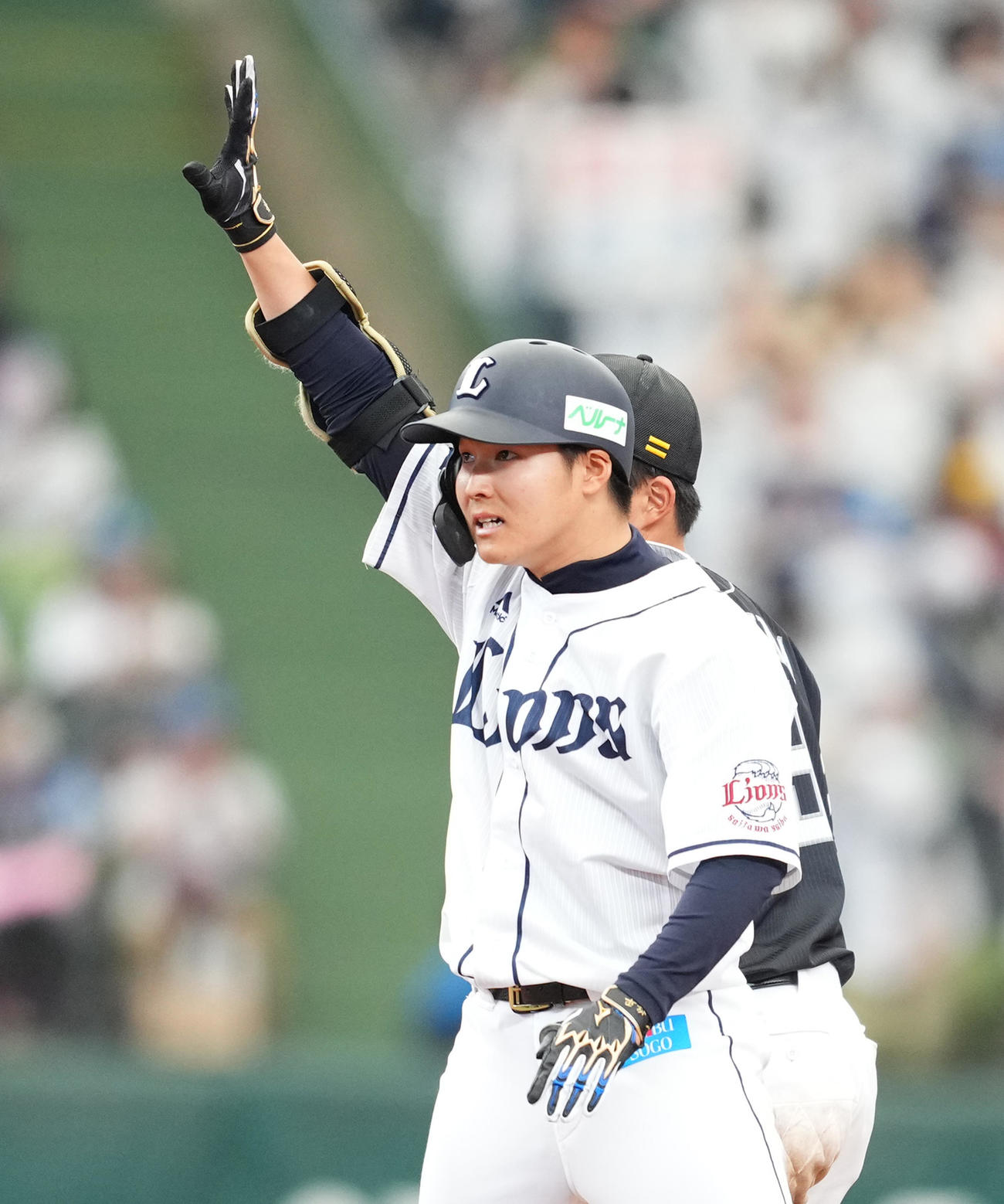 西武対ソフトバンク　5回裏西武1死、左二塁打を放ち、塁上で手を上げる鈴木（撮影・菅敏）