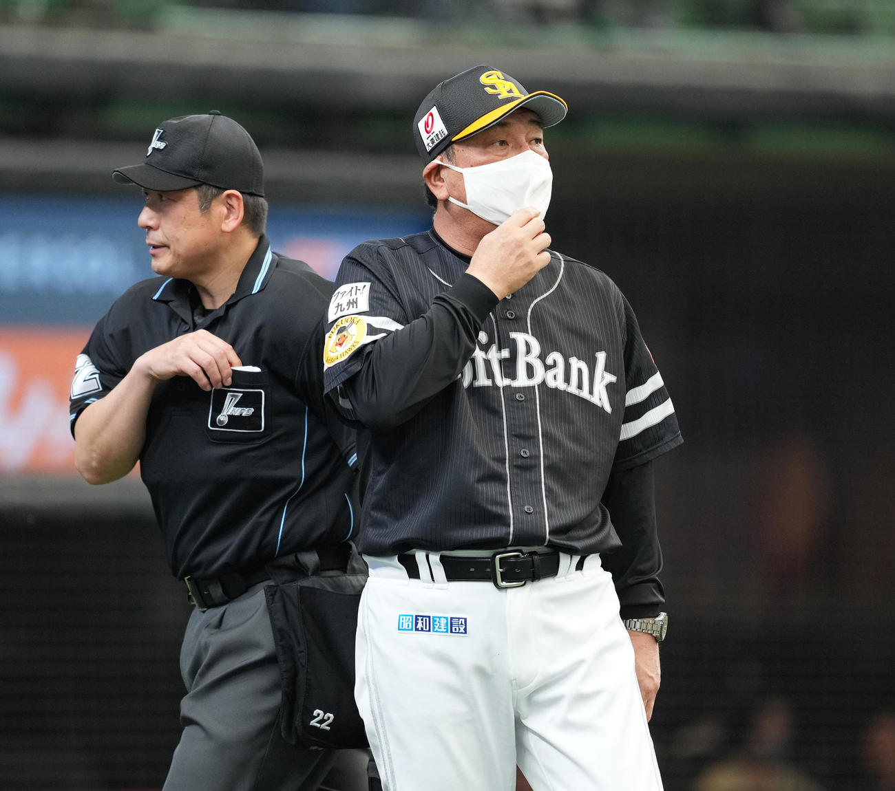 西武対ソフトバンク　5回途中、交代を告げるソフトバンク藤本監督（撮影・菅敏）