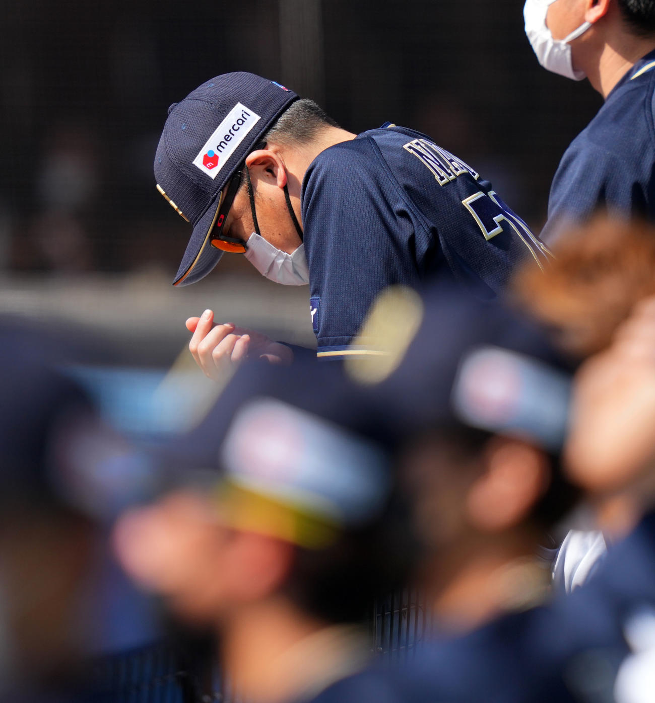 ロッテ対オリックス　ベンチでうつむくオリックス中嶋監督（撮影・横山健太）