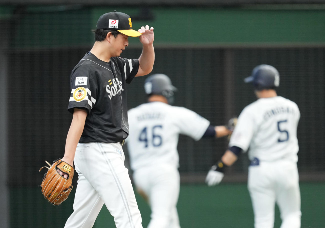 西武対ソフトバンク　5回裏西武1死二塁、中村に適時打を打たれ、渋い表情を見せる大関（撮影・菅敏）