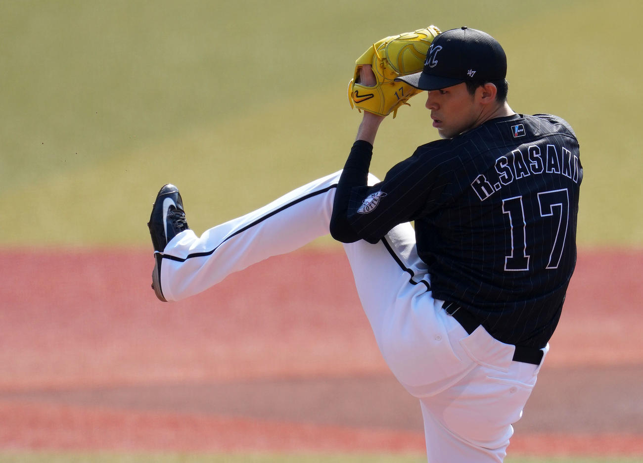 ロッテ対オリックス　力投するロッテ先発の佐々木朗（撮影・横山健太）