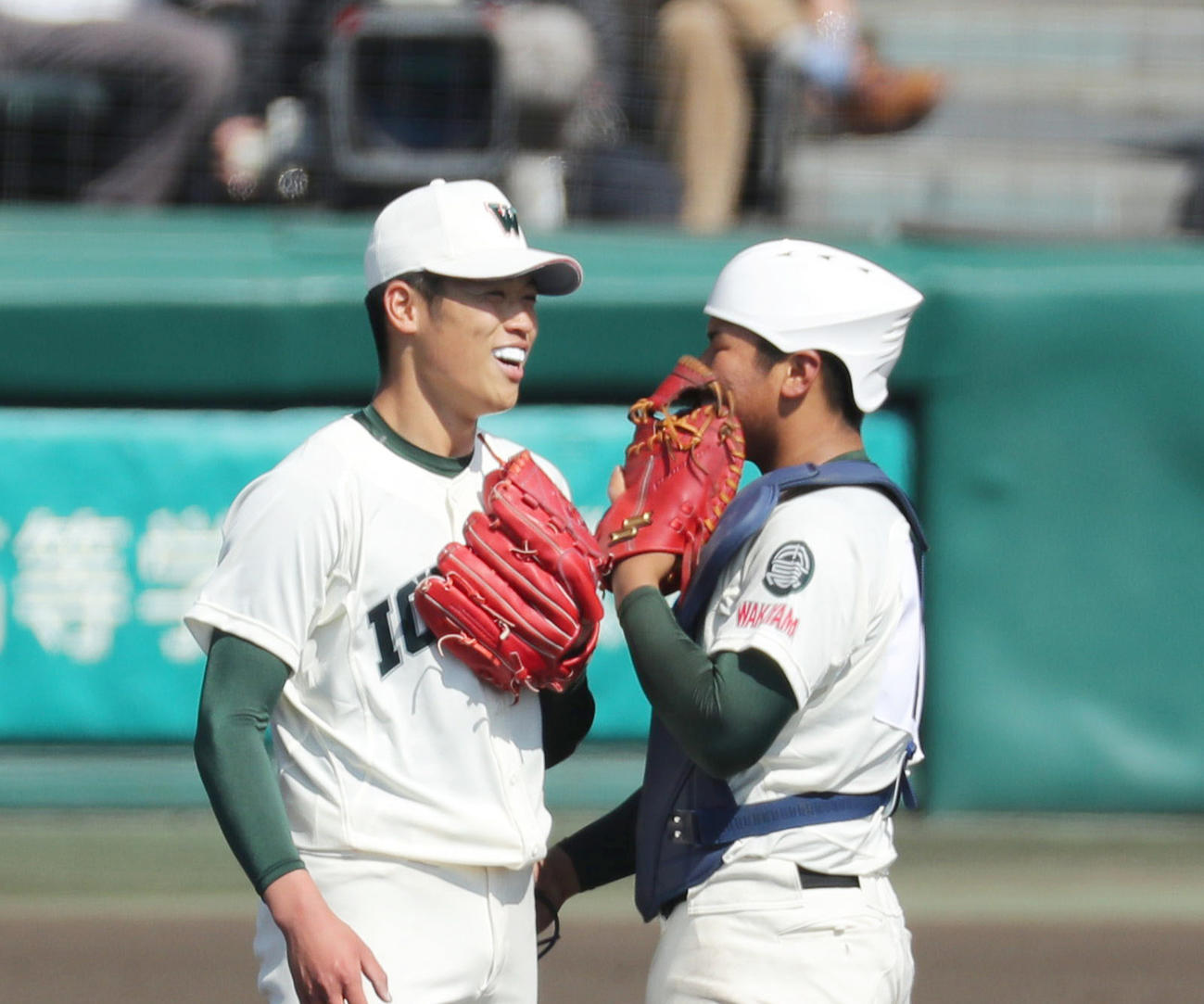 昨年のセンバツに出場した市和歌山時代の小園（左）と松川はマウンドで言葉を交わす（2021年3月撮影）