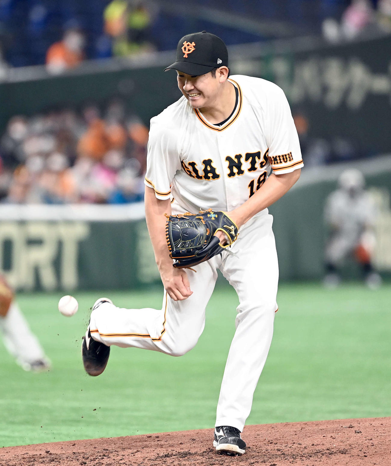巨人対ヤクルト　5回表ヤクルト無死一塁、青木の打球が足に当たる菅野（撮影・たえ見朱実）