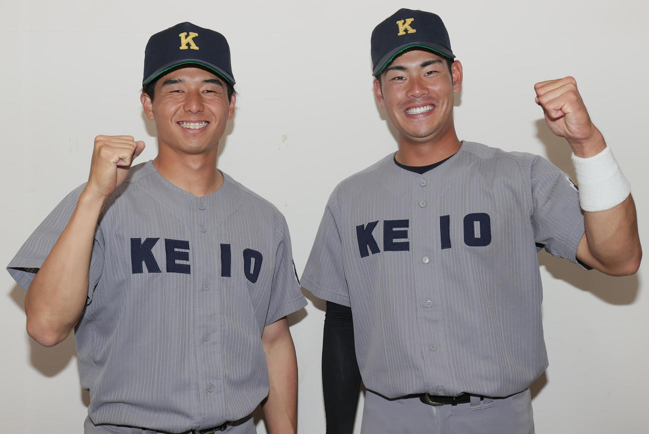 慶大対東大　勝利投手の慶大・増居翔左）と本塁打の山本は笑顔でガッツポーズ（撮影・野上伸悟）