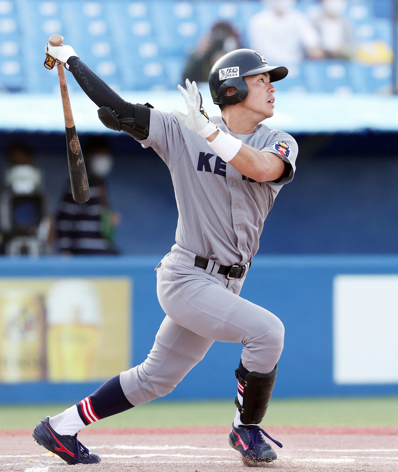 慶大対東大　6回表慶大1死、右越え本塁打を放つ山本（撮影・野上伸悟）