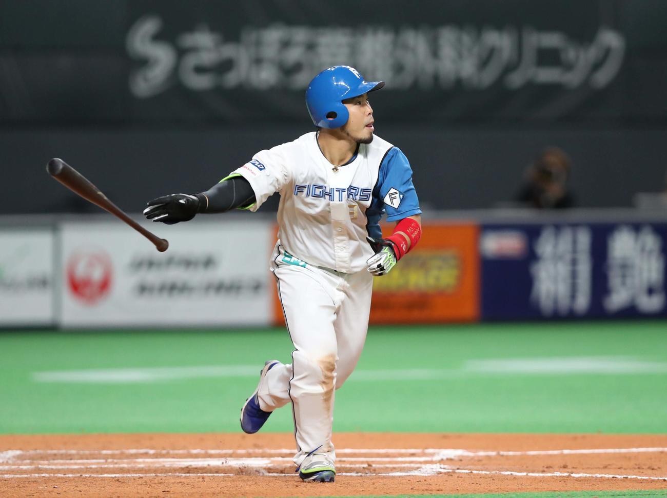 日本ハム対楽天　10回裏日本ハム1死二塁、右越えのサヨナラ打を放つ近藤（撮影・黒川智章）