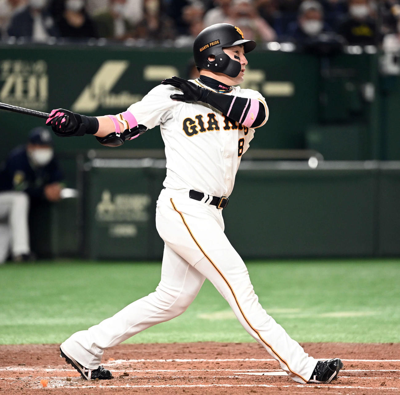 巨人対ヤクルト　2回裏巨人無死、右越えに先制のソロ本塁打を放つ丸（撮影・たえ見朱実）