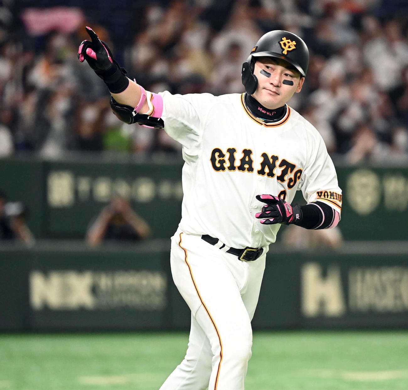 巨人対ヤクルト　2回裏巨人無死、右越えに先制のソロ本塁打を放った丸（撮影・たえ見朱実）